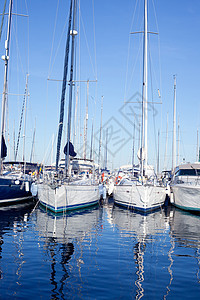 停泊在地中海码头的蓝海船游艇绳索旅游反射海岸海洋旅行奢华巡航假期图片