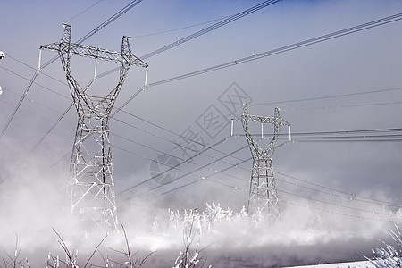 在雪地漂流的环境中 电站费用在暴雪下行钻机商业制造业风景引擎通讯蓝色天空机器阴霾图片