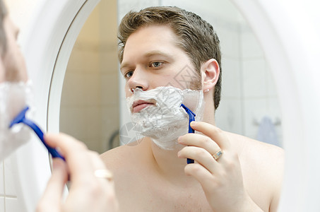 男人剃须塑料刀刃刀片剃刀胡须蓝色皮肤男性护理身体图片