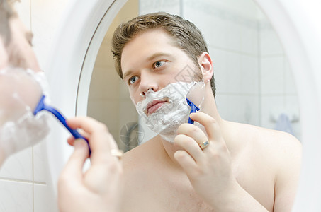 男人剃须奶油浴室刀刃皮肤男性身体成人塑料剃刀卫生图片
