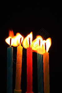 五支蜡烛和火焰庆典生日黄色橙子粉色背景图片