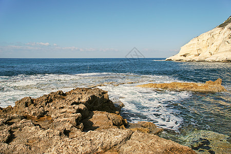 岩石和海洋 以色列支撑破浪海浪旅游旅行观光粉笔海景游客海岸图片