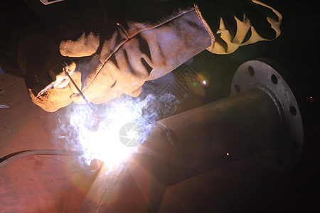 工厂的焊工制造业劳动劳动者工匠焊接植物工人危险焊机火花图片
