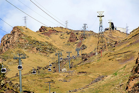高加索山脉中的单人全景运输风景绳索钢丝电缆岩石石头电梯爬坡走钢丝高清图片素材