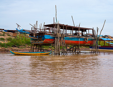 柬埔寨Tonle Sap湖高地的房屋建筑运输文化钓鱼贫困船屋村庄传统生活反射图片