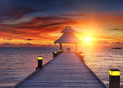 天堂的日落住宅旅游平房海滩戏剧性房子天空橙子反射光束图片