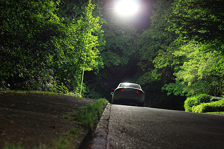 夜间停车汽车车道交通车辆城市绿色场景反射水泥树木森林图片