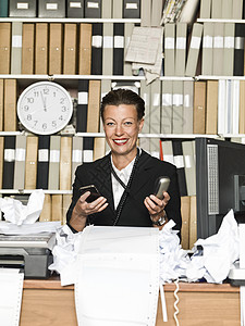 快乐的女商务人士表情职业篮子电话人士电脑套装办公楼微笑女士图片