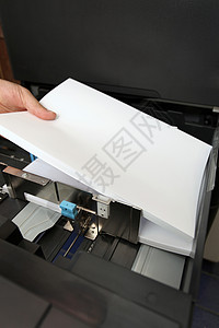 将A4纸张插入激光复印机中打印机复印件容量白色办公室文书技术机器印刷电子图片