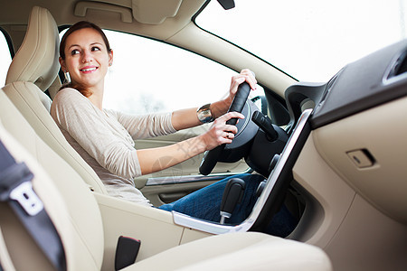 驾驶汽车的妇女速度系统运输定位男人齿轮车轮座位成人车辆图片