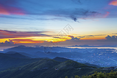 户外旅行山地风景的大日落植物高地阳光森林爬坡环境草地天堂季节光束背景