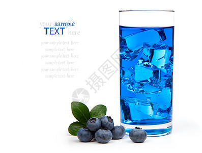 蓝莓汁鸡尾酒加冰 孤立在白色背角食物立方体饮料水果果汁覆盆子营养夜店玻璃宏观图片