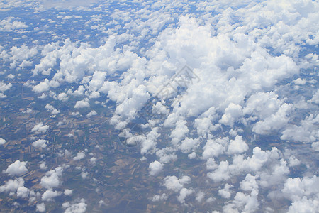 对云层覆盖的和平地球的空中观察天空国家白色工业空气地面城市景观土地建筑学图片