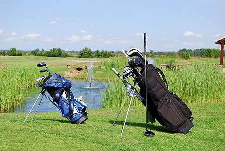 高尔夫球场的两个高尔夫球袋高清图片