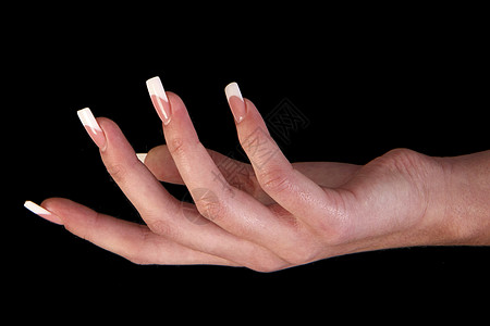 手指长指甲和美美指甲的人类手指 在黑色上隔绝女性美甲皮肤手势身体治疗魅力拇指温泉绘画图片