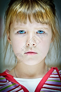 女孩的肖像稻草眼睛头发黑发稻草色孩子蓝色背景图片