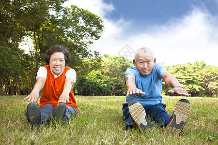 公园中快乐的老年夫妇图片