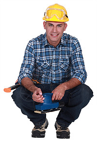 使用电动拖网的男子维修建筑蓝领工具精加工抛光机抛光装修安全工艺图片