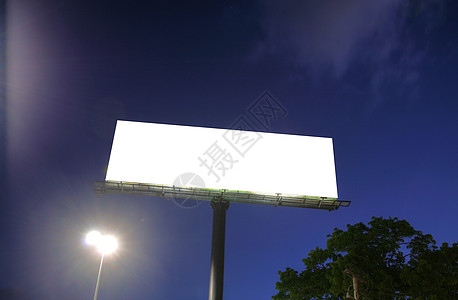 蓝天空中空空的广告牌 背景为绿树高清图片