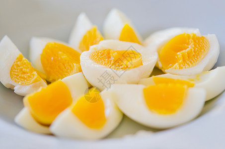 煮鸡蛋白色蛋黄黄色食物棕色蛋壳盘子背景图片