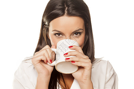 女孩喝早茶饮料微笑白色女性杯子黑发成人咖啡女士快乐图片