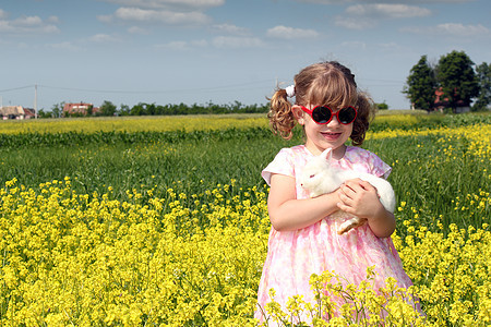 小女孩与侏矮白兔春天的春景图片