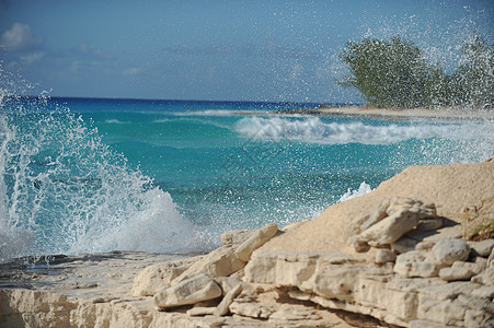 撞击岩石的波浪风景海浪蓝色天气海滩卷曲图片