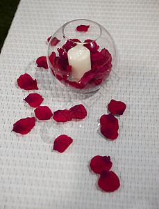红色玫瑰花瓣白色玻璃图片