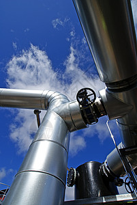 工业区 钢管道和气阀 以对抗蓝天坚果燃料技术弯头管子金属机器力量化学品商业图片