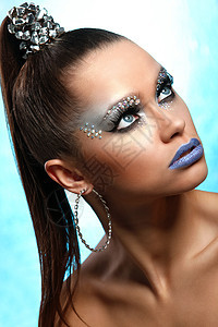 具有艺术化妆品的妇女肖像头发蓝色女性奢华金属冒充水钻魅力工作室女士图片