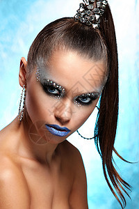 具有艺术化妆品的妇女肖像蓝色金属水钻魅力女孩女士钻石头发水晶皮肤图片