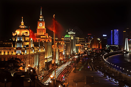 中国挂着商标的夜旗车在上海停靠图片