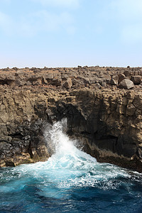 海岩正在冲破强大的波浪海浪蓝色石头力量风暴天气海岸地平线休息碰撞图片