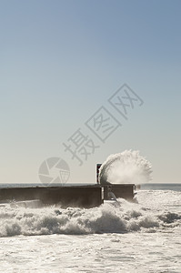 粗海海浪灯塔天空大风海景码头冲浪支撑风暴蓝色高清图片