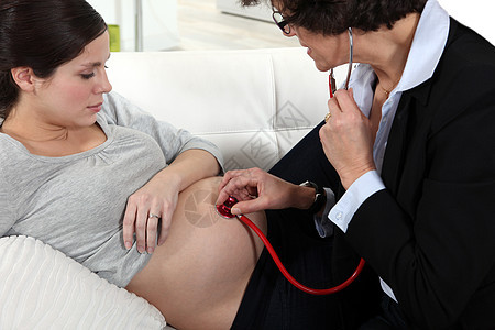接受检查的怀孕妇女图片
