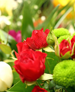 红玫瑰在花束中图片