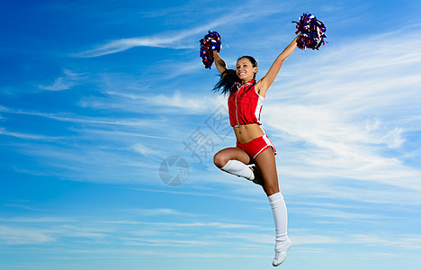 穿红装跳跃舞的啦啦队青年女孩女性幸福舞蹈青少年杂技运动霹雳舞平衡演员图片