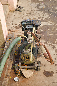 印度瓦拉纳西的老旧和老土发电机图片