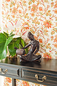 配有鲜花和室内装饰的侧桌餐具柜设计师休息室墙纸房间客厅木头织物橙子奢华图片