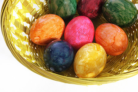 篮子中彩色涂漆的复活节鸡蛋图片