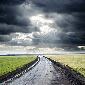 通往阴云地平线的肮脏道路小路国家天堂风暴光束场景戏剧性农村场地农业图片