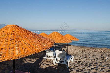 海滩休息员和海边的雨伞天空太阳阳伞海洋旅游海岸椅子天堂蓝色溶胶图片