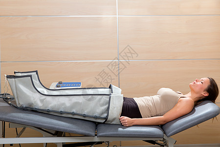 医院女病人的腿上血压治疗机图片