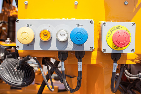 控制面板上的紧急按钮红色恐慌塑料机械圆形黄色宏观情况机器钥匙图片