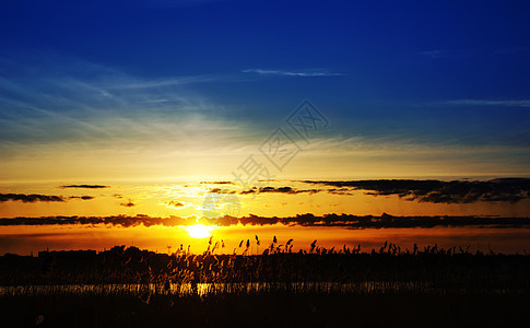 河边日落 甘蔗在山上池塘天空阳光场景太阳光线风景天堂晴天反射辉光图片