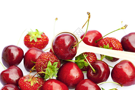 樱桃和草莓在一勺小勺中 孤立于白色餐具活力食物厨房剪裁宏观水果浆果勺子生活图片
