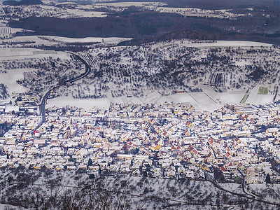 冬季村庄季节木头假期栅栏天空蓝色森林财产天气雪堆图片