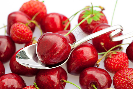 樱桃和草莓在一勺小勺中 孤立于白色宏观工作室食物活力叶子厨房用具剪裁水果勺子图片