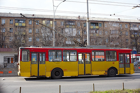 基辅黄巴士运输建筑物公寓城市黄色民众图片