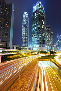 夜间与城市交接建筑学运输市中心速度景观旅行蓝色交通辉光商业图片